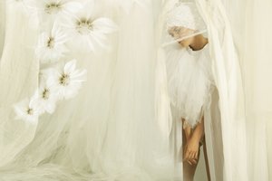 Ätherische Frau mit weißen Blumen von Christine von Diepenbroek