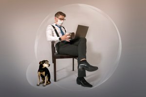 Mann arbeitet in Blase