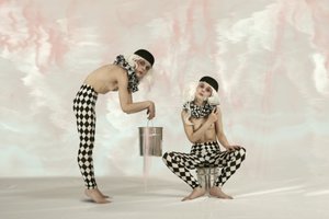 Surreale Harlekinfiguren von Christine von Diepenbroek
