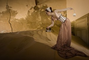 Vintage Frau bügelt Sand von Christine von Diepenbroek