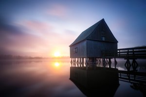 Nebliges Bootshaus Sonnenaufgang