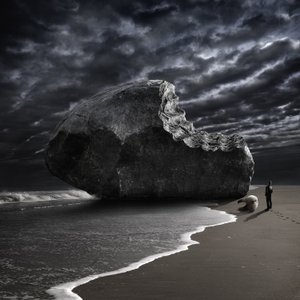 Gebissener Felsen am stürmischen Strand