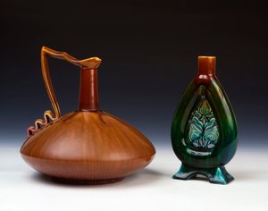 Ein Linthorpe-Keramikkrug in komprimierter kugelförmiger Form mit streifigem Karamell-, Grün- und Karmesinrot-Glasur und eine Linthorpe-Keramikvase mit durchbrochener Blütenknospen-Dekoration und gesprenkelter Grün-, Blau- und Braun-Glasur von Christopher Dresser