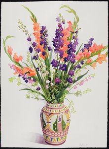 Rittersporn und Gladiolen in einer marokkanischen Vase
