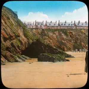 Strand und Klippen, Newquay, Cornwall, spätes 19. oder frühes 20. Jahrhundert von Church Army Lantern Department