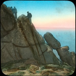 Klettern auf den Logan Rock, nahe Treen, Cornwall, spätes 19. oder frühes 20. Jahrhundert