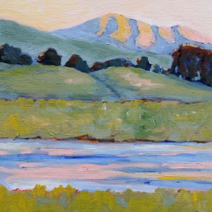 Friedlicher Fluss Berge