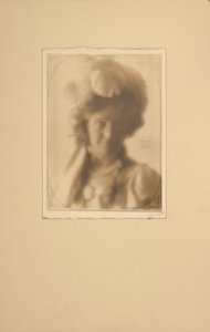 Porträt einer Frau in Kostüm von Clarence H. White