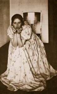 Mädchen in einem geblümten Kleid, ca. 1910 von Clarence Henry White