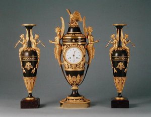 Eine Empire-Vasenuhr und ein Paar Pendelvasen, ca. 1810