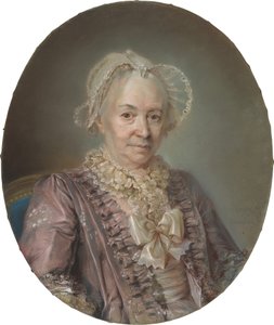 Eine ältere Dame in einem mauvefarbenen Seidenkleid