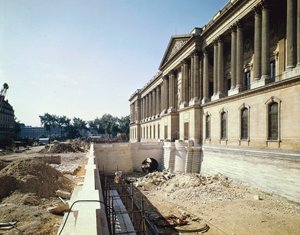 Die Kolonnade des Louvre während der Restaurierung fotografiert, 8. September 1966