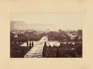 Jaypur; Blick auf die Palastgärten und die Festung, vom Palast aus von Colin Murray