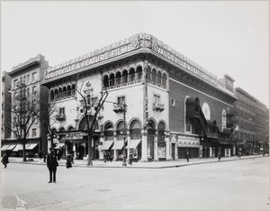 Ein riesiges Theater mit einer aufwendigen Fassade, komplett mit maurischen Bögen und Balkonen. Ein großes Schild auf dem Gebäude liest 