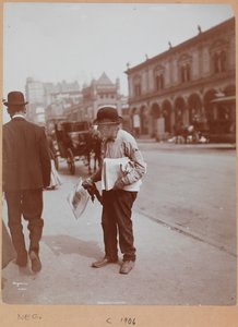 Ein Mann steht auf dem Bürgersteig der Broadway zwischen 34. und 35. Straße und hält die Zeitung The Evening Telegram