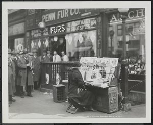 Blinde Zeitungsverkäuferin, Fannie Lyons, an ihrem Stand an der südöstlichen Ecke der 7th Avenue & 34th Street