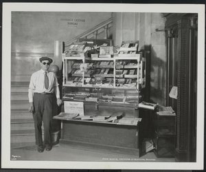 Blinder Zeitungsverkäufer, John Martie, an seinem Stand am südlichen Ende des Municipal Building, New York von Company Byron