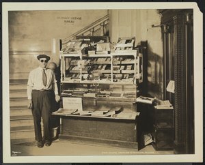 Blinder Zeitungsverkäufer, John Martie, an seinem Stand am südlichen Ende des Municipal Building, New York von Company Byron