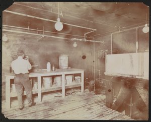 Filmlabore bei Carlton Motion Picture Co. mit fünf Männern und einer Frau, die mit Film arbeiten, New York