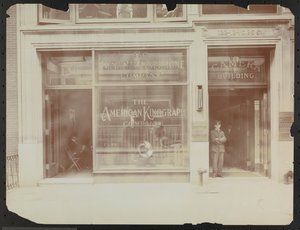 Fassade des ersten Stocks von 122-124 E. 25th Street, das Kameragebäude, American Cinephone Company, American Kinograph Company und Pförtner, New York