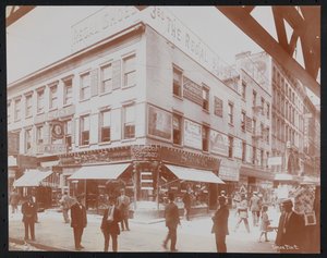Südwestliche Ecke der 14th Street und 3rd Avenue mit dem Star Candies Laden, einem Zahnarzt, dem Regal Shoe Laden und der Empire Film Co. mit Fußgängern, Werbetafeln und einem Träger der 3rd Avenue Hochbahn, ca. 1905 von Company Byron