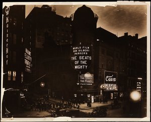 Das Casino-Theater bei Nacht, Menschenmengen und Autos, und Bauarbeiter, die in der Straße graben, Broadway und 39th St., New York, ca. 1915 von Company Byron
