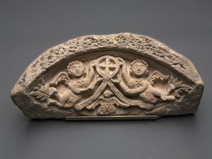 Lunette mit zwei Engeln, die ein Kreuz tragen