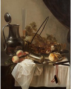 Ein Zinnkrug mit einem umgestürzten Silberbecher mit Obst, Brot und Fleisch auf einem drapierten Tisch von Cornelis Kruys