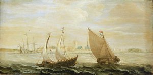Eine Yacht und ein kleines niederländisches Segelschiff vor der Küste eines Hafens in der Zuiderzee mit Blick auf die Stadt am Horizont und Sanddünen rechts von Cornelis Verbeeck