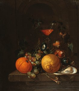 Eine Zitrone, eine Orange, Trauben, eine Auster und ein Glas Wein auf einem Sims von Cornelis de Heem