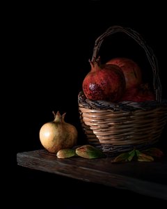 Dunkles Granatapfel-Stillleben