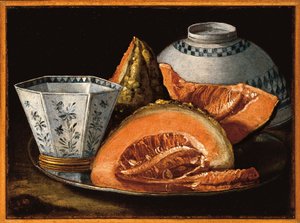 Melone und eine achteckige Tasse auf einem Silbertablett, eine umgedrehte Schüssel dahinter von Cristoforo Munari