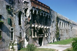 Nordwand des Diokletianpalastes mit der Porta Aurea, ca. 300 n. Chr. von Croatian School