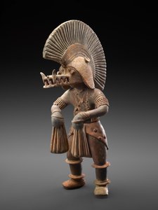 Tänzer mit Krokodilhelm, 300 v. Chr.-300 n. Chr. (Irdenware mit Spuren von polychromem Pigment)