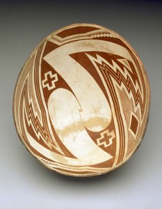 Schale mit geometrischem Design