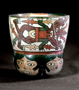 Präkolumbische Kunst: Terrakottabecher mit Verzierungen von Gottheiten und Gesichtern aus der Stätte Nazca. 100 v. Chr.-800 n. Chr.