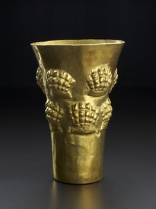 Becher, der Spondylus darstellt, die leuchtend rote Schale eines Weichtiers, 800-1350 n. Chr.