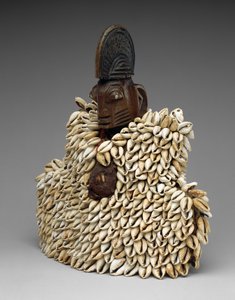 Zwillingsfigur (ere ibeji) mit Gewand von Yoruba Culture