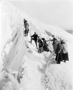 Gruppe von Männern und Frauen beim Besteigen des Paradise-Gletschers im Mt. Rainier Nationalpark, Washington