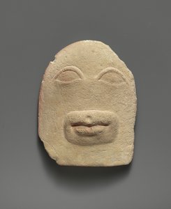 Kalkstein-Votivrelief von Augen und einem Mund (Kalkstein)