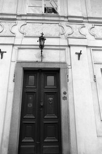 Jiri Mucha lässt einen Schlüssel an einer Schnur herunter, damit ein Besucher die Türen seines Hauses in Hradcany, Prag, öffnen kann
