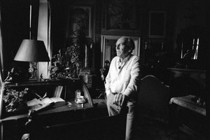 Jiri Mucha steht an seinem Schreibtisch in seinem Haus in Hradcany, Prag von Czech Photographer