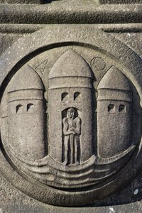 Drei Türme Symbol in eine Steinsäule auf dem Rathausplatz geschnitzt von Danish School