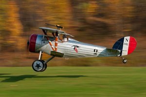 Vintage-Doppeldecker beim Start von Darek Siusta