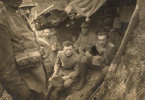 Gruppe von Soldaten in einem Schützengraben während des Ersten Weltkriegs