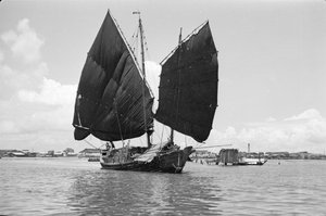 Eine Glockenstiel-Hafen-Dschunke unter Segel in Singapur