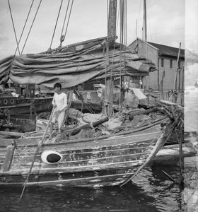 Nahaufnahme des Steuerbordbugs eines Swatow-Händlerschiffs in Kowloon, Hongkong von David Watkin Waters