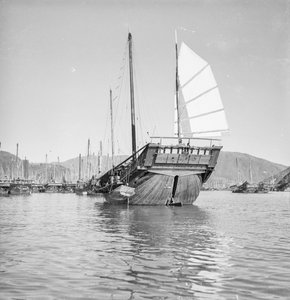Ein Heckansicht der Hongkonger Fischer-D.W.-Typ Dschunke 2473HA vor Anker in Hongkong
