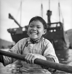 Porträt eines jungen Mädchens in einem Sampan im Hafen von Aberdeen, Hongkong von David Watkin Waters