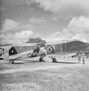 Fairey Swordfish I Torpedobomber Aufklärungs-Doppeldecker K8386, Code 945, der 824 Squadron Fleet Air Arm, auf dem Kai Tak Flugfeld, Hongkong von David Watkin Waters